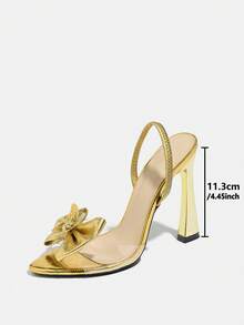Giày sandal cao gót nữ, thích hợp cho các bữa tiệc đêm mùa xuân/hè và các dịp ngoài trời. Gót chunky mạ điện thời trang, mũi tròn, chất liệu nhựa PVC trong suốt bóng bẩy, thiết kế quai với nơ lớn và họa tiết bướm nhỏ. Chất liệu kim loại kẻ caro mềm mại, cao cấp, quai mắt cá chân gợi cảm. Màu vàng thanh lịch, thích hợp cho váy dạ hội, tiệc cocktail và các buổi dạ tiệc. - Vàng - Xem 4