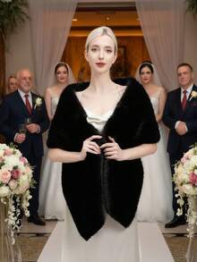 Eleva tu glamour nocturno: el abrigo de piel negra definitivo para la fashionista exigente. Confeccionado en suave y abundante piel sintética, esta elegante prenda se drapa con facilidad sobre tus hombros, ofreciendo una sensación delicada y suave contra tu piel. - Negro - Ver 3