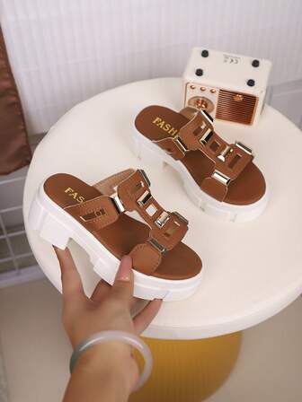 1 par barntofflor med tjock sula i PU-läder, lämpliga för sommaren