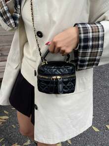 This Fashionable Chain Strap Mini Square Bag Is Lightweight And Portable, With A Chain And Quilted Design That Can Be Folded Freely Or Used Like A Bucket Bag. It Is Very Suitable For Young Women, College Students And Office Workers, And Is An Ideal Choice For The Office, University, Work, Commuting, Outdoor Activities, Travel And Outings.