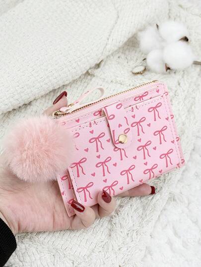 Este tarjetero con patrón de corazón y lazo rosa con un colgante de pompón de peluche es de moda, tarjetas de crédito, billetera para mujeres, viaje, portátil, ligero