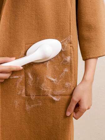 1个手持便携式多功能除毛器 - 360°旋转双面静电粘毛刷，可重复使用，用于去除宠物毛发、衣物、织物和绒球（家用/旅行用）