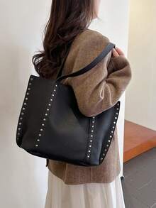 这款时尚黑色大容量通勤手提包是一款饰有铆钉的时尚女士单肩包。其独特优雅的PU材质设计使其适合约会、日常穿着、购物、海滩度假以及各种其他场合。 - 黑色 - 查看 6