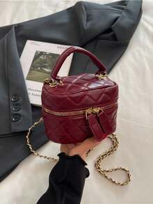 This Fashionable Chain Strap Mini Square Bag Is Lightweight And Portable, With A Chain And Quilted Design That Can Be Folded Freely Or Used Like A Bucket Bag. It Is Very Suitable For Young Women, College Students And Office Workers, And Is An Ideal Choice For The Office, University, Work, Commuting, Outdoor Activities, Travel And Outings.