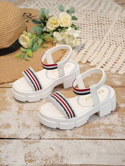 这款白色多色编织带厚底凉鞋适合夏季生活、休闲穿着和户外活动，也适合夏季居家和海滩出行。