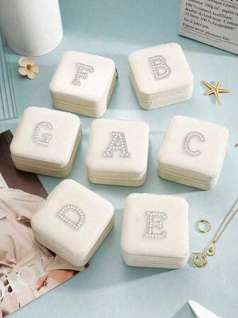 便携式珠宝收纳盒 - 绿白字母 A 设计，柔软衬垫隔层，戒指/耳环槽，项链、戒指、耳环、手镯旅行收纳盒 - 耐用印花收纳盒，女士礼品，珠宝整理盒 - 旅行收纳盒或家居装饰 - 优雅珠宝礼盒，精致设计，耐用材质，现代风格，整齐分隔的隔层，便携式旅行收纳盒