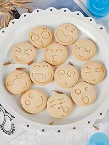13件套创意饼干模具套装，趣味卡通圆形饼干模具，含12个印章和1个圆形压花工具，塑料材质，DIY烘焙装饰用品