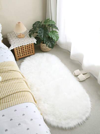 柔软毛绒白色地毯，舒适适用于卧室、客厅、书房、办公室、玄关等场所，是房间装饰的理想之选。这款蓬松的卧室毛绒地毯可水洗且防滑，可爱时尚，适合四季室内家居装饰。它也是奢华简约的客厅地毯、卧室地毯、圆形床边地毯、人造毛皮地毯、装饰地毯、白色人造毛皮地毯、门垫等多种选择，是卧室装饰、家居装饰、秋季家居装饰、房间装饰等的理想之选。