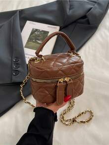 This Fashionable Chain Strap Mini Square Bag Is Lightweight And Portable, With A Chain And Quilted Design That Can Be Folded Freely Or Used Like A Bucket Bag. It Is Very Suitable For Young Women, College Students And Office Workers, And Is An Ideal Choice For The Office, University, Work, Commuting, Outdoor Activities, Travel And Outings.