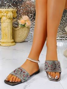 Modische quadratische Zehenkappe mit Kunstperlen-Dekor-Riemen, lässige Strand-Flachsandalen, bequeme Sandalen mit weicher Sohle für das Büro, hochwertige Flachsandalen mit asymmetrischem Laser-Strass-Design