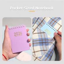 مخطط جيب، يتميز بتقويمات كاملة للعام 2026 و 2027. دفتر ملاحظات مربوط بحلزون مدمج مع تخطيطات شهرية وأسبوعية مزدوجة. مصنوع من ورق سميك مقاوم للحبر. دفتر جدول قابل لإعادة الاستخدام مناسب للعمل والمدخلات اليومية. مثالي كمخطط طالب أو مكتبي صغير. دفتر سفر ومنظم، محمول بسهولة.