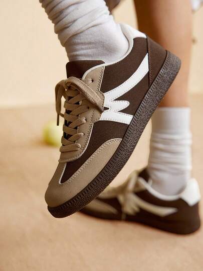 Nuevos zapatos casuales de suela blanda y color blanco para mujeres, zapatos planos de patineta con bloques de color antideslizantes para adolescentes, zapatillas deportivas de ocio de corte bajo y transpirables