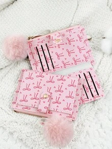 这款粉色蝴蝶结心形卡包，配有毛绒球吊坠，时尚轻巧，方便携带。它可以装现金、身份证、信用卡和硬币，是生日、周年纪念日、圣诞节、情人节和其他节日送给爱人、女士、女孩、青少年、大学生和学生的理想礼物之选。它也适合学校宿舍和开学季使用。 - 玫紅色 - 查看 3