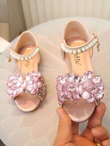 一双儿童凉鞋，饰有水钻、珍珠和蝴蝶结，采用Gilly PU拼接圆头设计，平底，适合日常穿着、舞蹈、户外活动、节日庆典和派对，闪亮公主风凉鞋，适合春、夏、秋季穿着。 - 粉色 - 查看 2