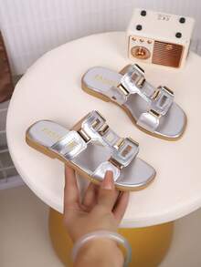 Mẫu dép xăng đan liền thân thời trang trẻ em mới năm 2026, kiểu dáng trung tính, phù hợp cho mùa hè. Giày dép trẻ em chất lượng cao, thanh lịch, đơn giản. - Bạc - Xem 2