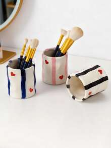 1个手绘心形条纹褶皱陶瓷笔筒，化妆刷收纳杯，桌面文具整理盒，北欧风和ins风装饰 - 彩色 - 查看 9