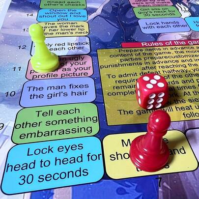 创意生日派对礼物；趣味互动情人节礼物；成人青少年校园恋爱版棋盘游戏；飞象棋（调情版）；父亲节礼物；情侣情感和解道具