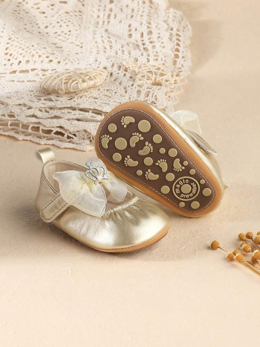 1双纯色皇冠蝴蝶结魔术贴平底公主鞋，适合女婴，可爱时尚，适合春秋季穿着。