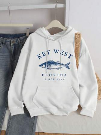 这款女士度假风连帽卫衣饰有沙滩和鱼图案，并印有“KEY WEST FLORIDA SINCE 1521”字样。休闲舒适，百搭实用，是秋冬季节的理想之选，也是度假旅行的完美伴侣。这款抽绳连帽套头衫适合秋冬季节穿着，是女士冬季服装的理想之选。休闲沙滩上衣，送给妈妈的礼物。这款充满海岸风情的休闲连帽卫衣是海滩度假的完美之选。