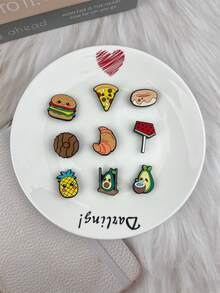 一套9件，包含羊角面包、牛油果、披萨等卡通图案的食物配饰，可用于凉鞋、手链、拖鞋、手机装饰，适合情侣、生日、节日礼物。