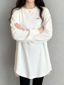 这款白色中长款长袖T恤饰有字母M刺绣，宽松版型，弧形下摆设计，休闲日常穿着，提升整体气质。 - 白色 - 查看 2