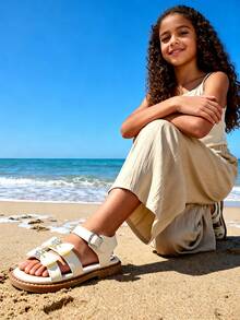 صنادل بنات أميرة ذات نمط جديد لصيف 2024، مزينة بفراشة مزدوجة وإكسسوارات من الراين، من جلد صناعي بيج ناعم القاع، مفتوحة الأصابع، مريحة وسهلة الارتداء والخلع، مناسبة للاستخدام اليومي والمدرسة والحفلات، ضرورية لصيف، موديلات بنات شعبية وأنيقة، هدية مثالية للعطلات - بيج - مشاهدة 6