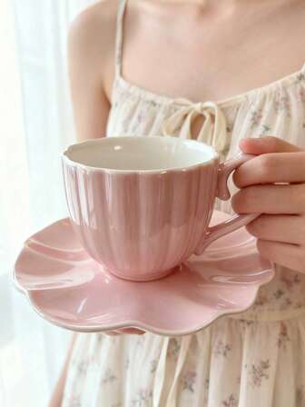 一套粉色花瓣陶瓷杯碟，3D花瓣纹理，波浪形杯口设计，适用于咖啡、拿铁、花茶、水果茶、下午茶