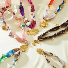 Colorful, Randomly Printed Silk Scarves And Ribbons Tied With Knots To Create A Necklace With Various Elements Such As Hearts, Moons, Suns, And Flowers. - 彩色 - 查看 1