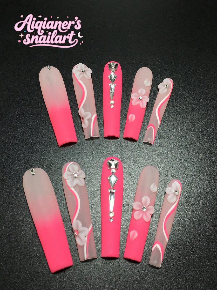 Fiecare set este alcătuit din 10 panouri acrilice lucrate manual în formă de sicrie Y2K, concepute în stil francez cu strasuri, dungi și decorațiuni din petale, disponibile în mai multe tonuri și culori nud. 3 dimensiuni potrivite, potrivite pentru Crăciun, petreceri, dansuri și purtare zilnică. Vine cu un kit de unghii, fiind un cadou ideal pentru unghii adezive pentru doamne și fete. - Multicolor - Vizualizare 1