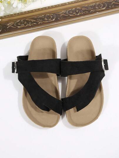 A Pair Of Children's Sandals, 2026 Summer New Style, Fashionable And Versatile, Round-Toed Cork Anti-Slip, Black, Red, Iron Buckle Toe Clamping Beach Outerwear Sandals