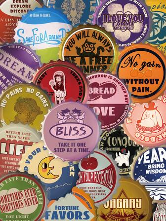 50 piezas Pegatinas de tapas de botellas retro de material PET para decorar cuadernos, portátiles, teléfonos móviles, maletas, guitarras