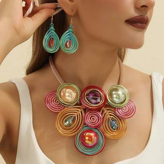 Handgjort, överdrivet, flerskiktat aluminiumtrådsvävt halsband och örhängen i bohemiskt, europeiskt och mellanösterninspirerat format med artificiella kristaller, lämpligt för kvällsfest och semester.