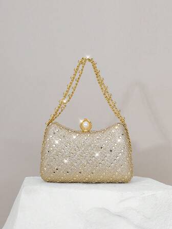 这款奢华金色钻石迷你手提包，魅力十足，是派对的理想之选。优雅闪亮的水晶手拿包，专为精致女士设计。适合派对、婚礼、正式晚宴等各种场合，完美搭配派对礼服、晚礼服和亮片服饰。也是新年出行的理想之选，与女士派对礼服搭配更佳，是完美的派对配饰。