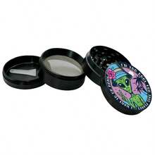 Moedor portátil manual em liga de zinco com design inspirado em férias de alienígenas (1 unidade), com quatro camadas, sem necessidade de eletricidade - perfeito para tabaco, um ótimo presente para homens e mulheres, ideal para aniversários e outras ocasiões especiais.