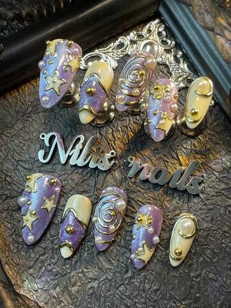 10片杏仁形美甲贴片套装，浅紫色猫眼和杏色扎染风格美甲贴片，3D立体钢珠和珍珠美甲配件装饰，手绘金属几何图案和星星美甲设计，Y2K风格图案美甲贴片套装，适合女性日常佩戴和派对美甲（包含：一片果冻胶和一条摩擦条）美甲用品