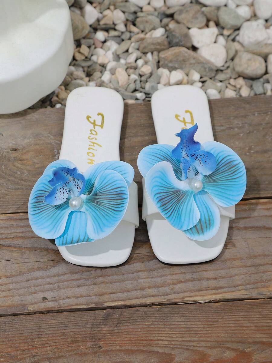 A Pair Of Children's Bohemian Vacation Style White And Blue Floral Flip-Flops Are Suitable For Summer, Weddings And Daily Outings, Parties And All-Day Comfortable Wear - Blue - View 1