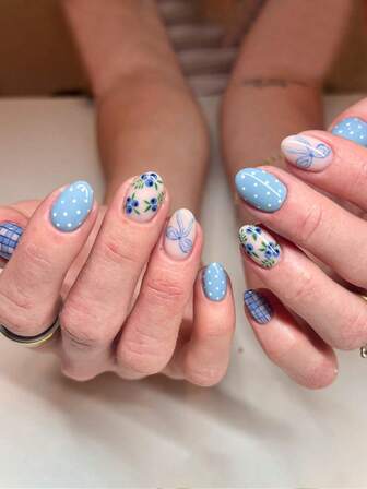 24片/套椭圆形蓝白格纹条纹短款美甲贴片。完美适合个性女孩、职业女性、派对、约会、日常佩戴和特殊场合。