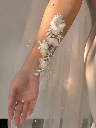 Un velo nupcial largo sin peine, adornado con bordados florales tridimensionales y perlas, perfecto para combinar con el vestido de novia de una mujer.