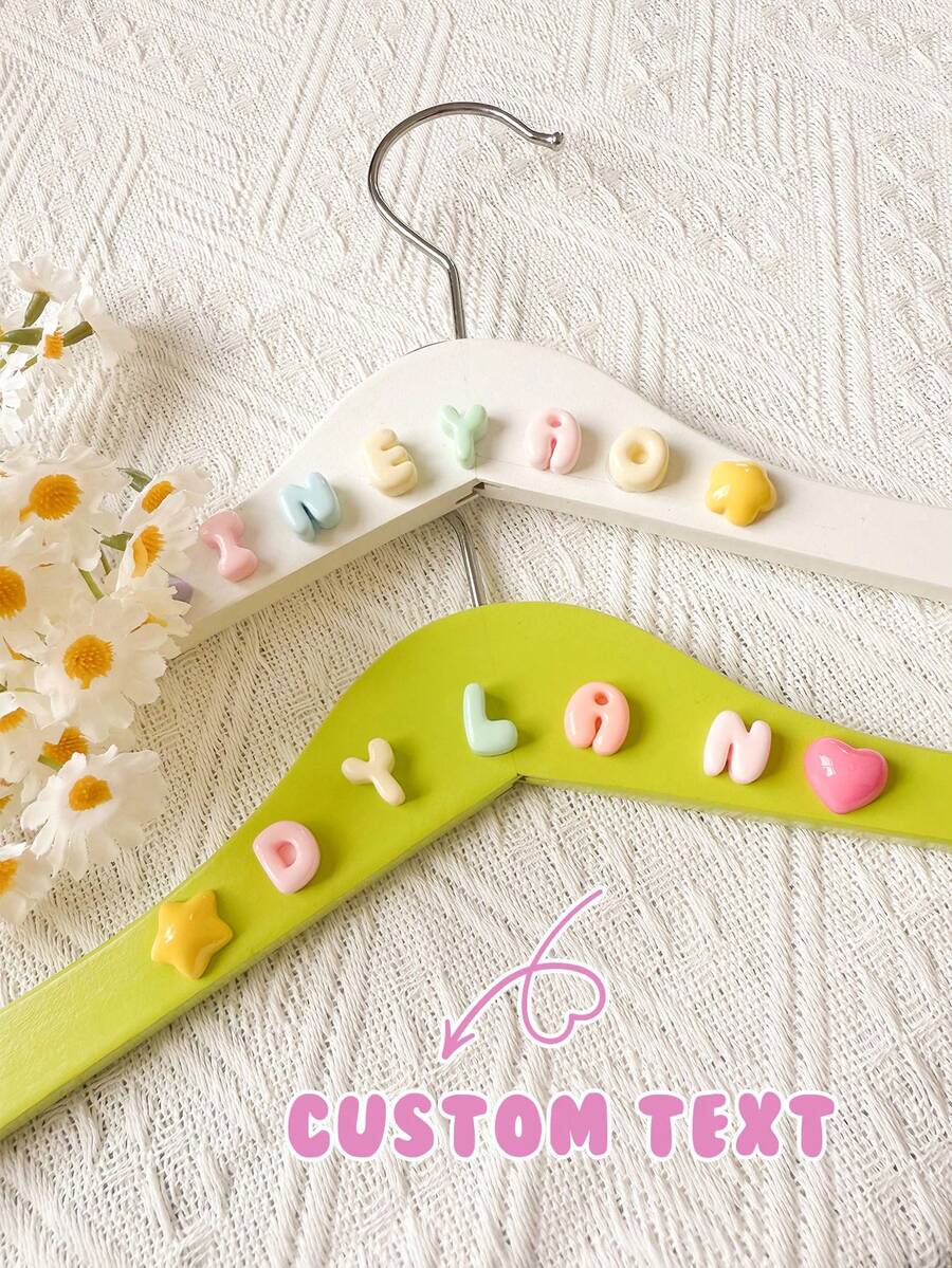 شماعات أسماء الأطفال الخشبية المخصصة، ديكور منزلي جميل، حفلة نوم، حفل زفاف، هدايا الحفلات - متعدد الألوان - مشاهدة 1