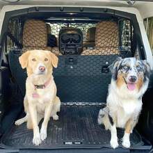 Red de barrera de coche protectora para perros, duradera y resistente a arañazos con 4 ganchos fáciles de instalar, adaptable universal para coches, SUV y camiones, garantiza una conducción segura aislando a las mascotas de los conductores - Unitalla - Ver 4