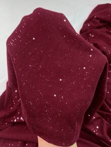 Este elegante vestido feminino de lantejoulas, com decote nas costas e alças cruzadas, possui alças finas e elásticas, sendo perfeito para encontros românticos e festas de fim de ano. - Borgonha - Ver 11