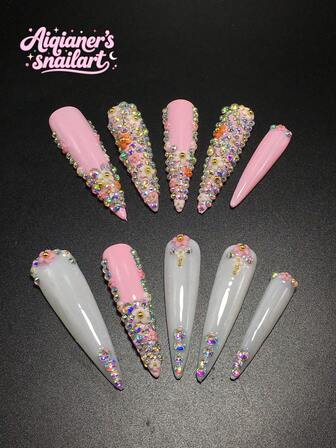 每套包含10片手工制作的Y2K风格精致高跟鞋亚克力美甲片，法式设计，饰以水钻和花瓣，提供多种色调和裸色可选。三种尺寸，适合圣诞节、派对、舞会和日常佩戴。套装内含美甲工具包，是送给女士和女孩的理想美甲礼物。