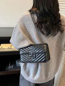Bolso de cadena de metal acolchado en forma de V en negro: hereda profundamente el ADN del diseño clásico de talla grande de un siglo de antigüedad del estilo inspirado, con costuras acolchadas hechas a mano, un cierre de metal texturizado retro y una correa para el hombro de cadena desmontable, integrando propiedades versátiles y una textura de lujo ligera para crear un artículo de moda adecuado para el transporte diario. - Negro - Ver 3