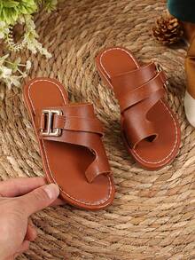 1 par de sandalias de moda para niños/niñas talla grande en color marrón, material de piel sintética de unicolor con parches, decoración de hebilla metálica brillante, puntera redonda, plana y antideslizante, estilo romano elegante y lindo, adecuado para niños y niñas de 3 a 15 años, para uso casual, fiesta, viaje, primavera/verano 2026 - Marrón - Ver 2