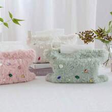 Caja de pañuelos de lujo con pedrería de felpa para la sala de estar y el dormitorio - Elegante accesorio decorativo suave, bolsa y dispensador decorativo para almacenamiento de pañuelos de papel, funda elegante para caja de pañuelos para el hogar, ornamento acogedor para mesas y escritorios, accesorio decorativo para el hogar que se puede regalar, perfectamente coordinado con interiores contemporáneos, mejorando la luz ambiente con textura de felpa, construcción para uso diario, fácil acceso a los pañuelos, colocación versátil en mesas de centro, aparadores, mesitas de noche y escritorios de tocador, regalo ideal para inauguración de casa y ocasiones especiales - Caja de pañuelos - Ver 11