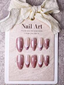 10 قطعة ملصقات أظافر فرنسية قصيرة بشكل اللوز، باللون الأحمر والوردي والبنفسجي، بتصاميم جميلة مزينة بعين القطة والبريق، مرسومة باليد بفيونكة حمراء وتصاميم بألوان متباينة، تبرز الجمال الأنيق البسيط، تأتي مع أدوات فن الأظافر، مناسبة للنساء والفتيات في أظافر الخريف/الشتاء - ارجواني فاتح - مشاهدة 4