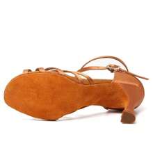 1 双 7 厘米拉丁舞鞋，带毛皮鞋底，适合室内使用