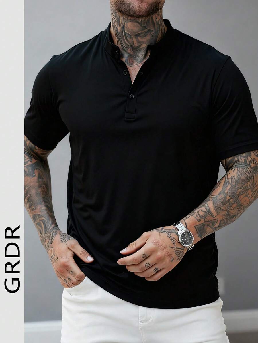 Camiseta de manga corta con cuello henley minimalista y casual para hombre, de verano - Negro - Ver 1