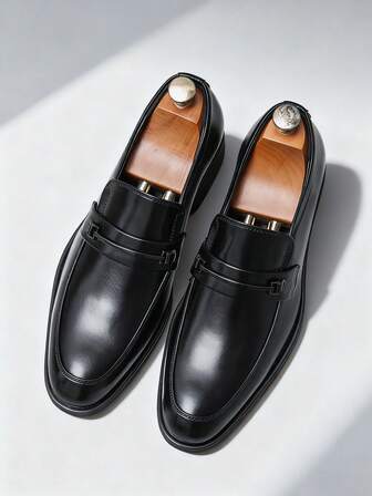 经典复古男士一脚蹬乐福鞋，优雅绅士真皮鞋，尽显设计师品牌风范，纯色设计，柔软舒适的真皮鞋面，橡胶鞋底，适合休闲、商务、正式场合，是中年人、年轻人、学生、返校季、毕业典礼、西装、办公、派对、婚礼、节日礼物、春夏秋季的理想之选。