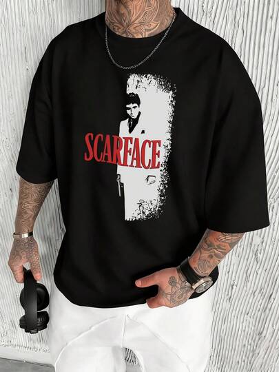 Representación gráfica de Tony Montana  con su icónica pose desafiante y puro poderío simbolizando ambición riesgo y las consecuencias del exceso con tipografía llamativa en rojo evocando peligro y pasión camiseta de hombre 100% algodón.